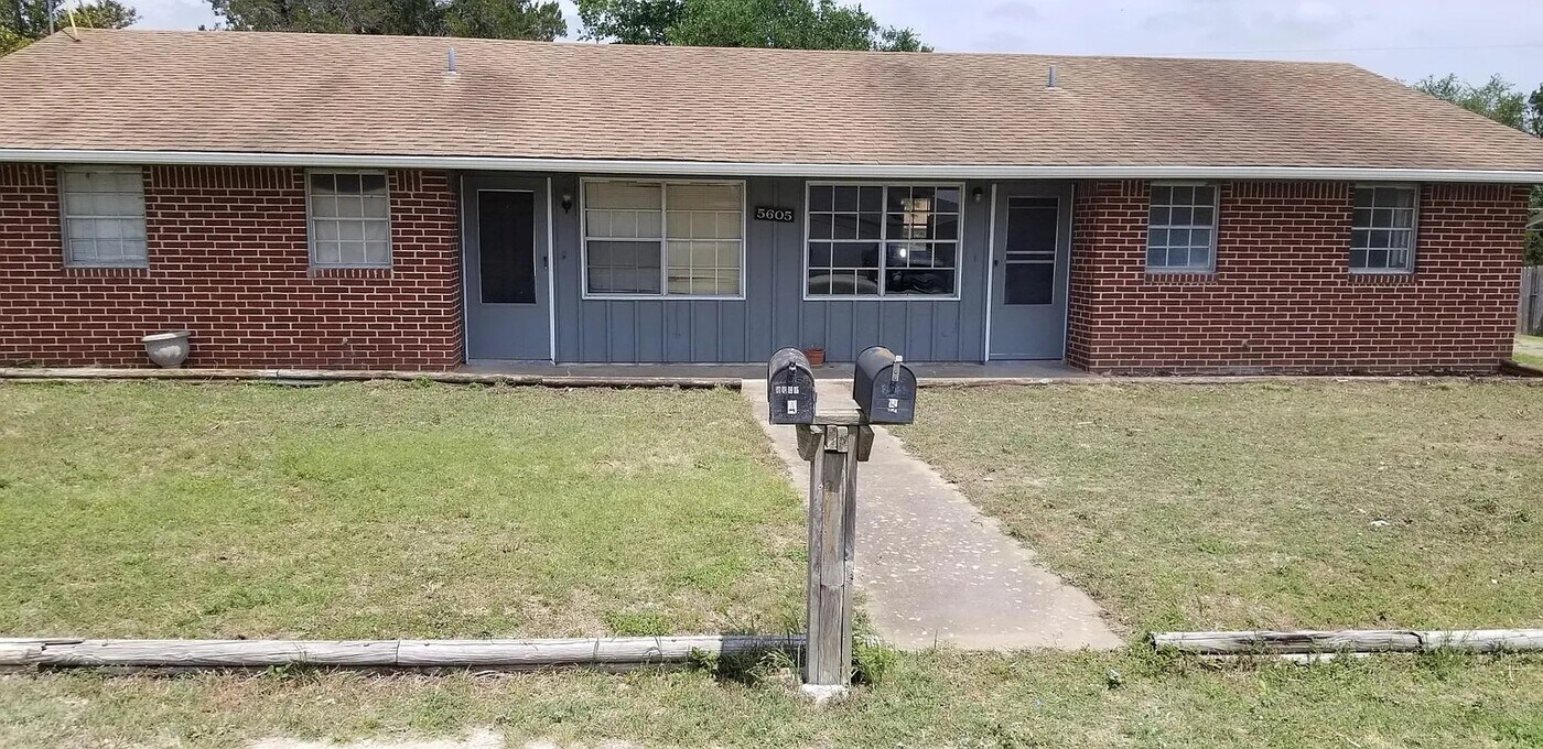 5605 Thunderbird, Unit A in Lago Vista, TX - Foto de edificio
