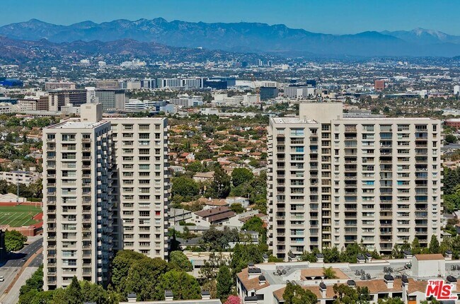 2170 Century Pk E in Los Angeles, CA - Foto de edificio - Building Photo
