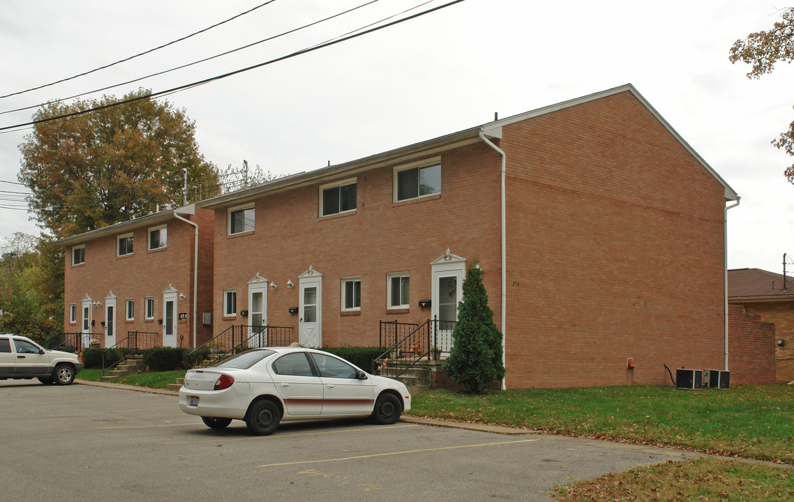 214 Locust St in Belpre, OH - Foto de edificio