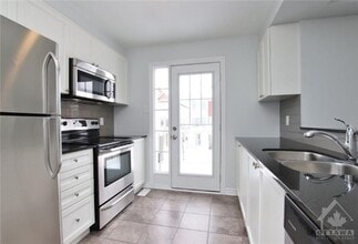 591 Foxlight Cir in Ottawa, ON - Building Photo - Building Photo