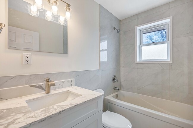 1889 Wavell St in London, ON - Building Photo - Building Photo