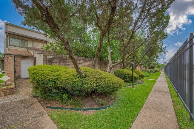 710 Country Pl Dr in Houston, TX - Building Photo - Building Photo