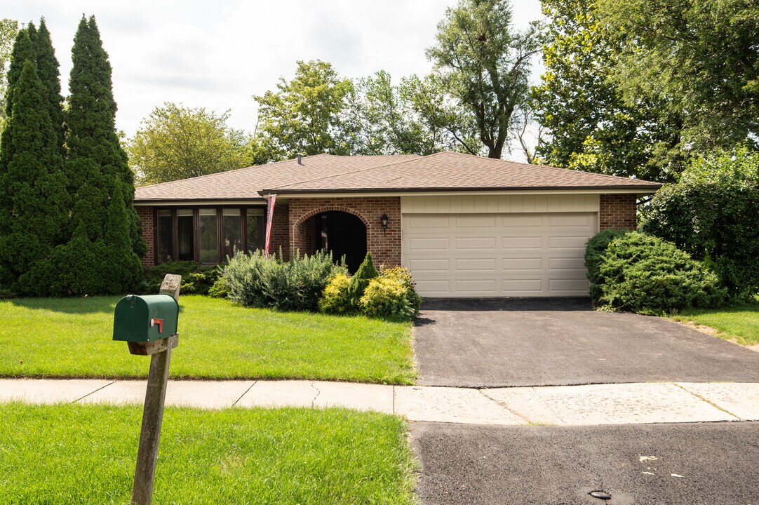 13040 W Tanglewood Cir in Palos Park, IL - Building Photo