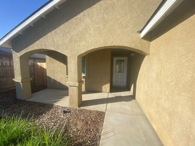 409 E 9th St in Hanford, CA - Building Photo - Building Photo