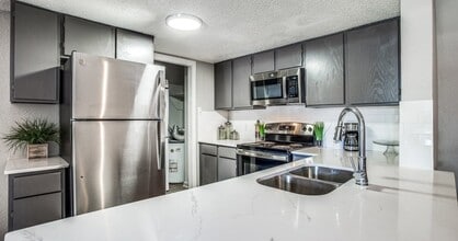 Preslee Apartments in Arlington, TX - Foto de edificio - Building Photo