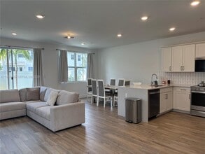 146 SW 170th Ave in Pembroke Pines, FL - Building Photo - Building Photo