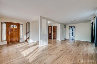 98 Trieste St in Woodbridge Township, NJ - Building Photo - Building Photo