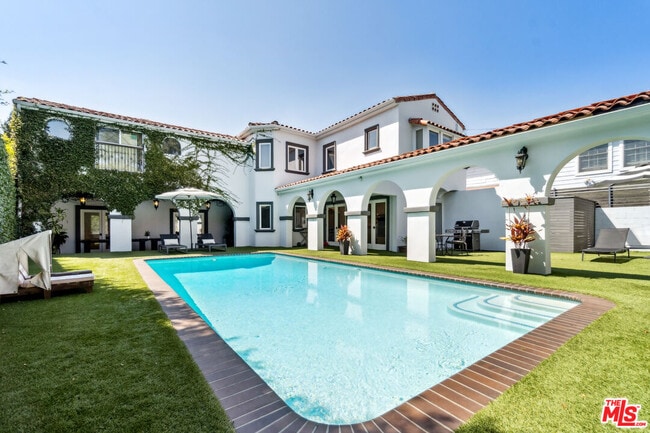 956 S Longwood Ave in Los Angeles, CA - Building Photo - Building Photo