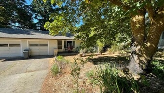 1018 Pioneer St in Philomath, OR - Building Photo