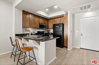 4060 Glencoe Ave, Unit 320 in Marina Del Rey, CA - Foto de edificio - Building Photo
