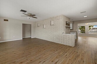 106 Aurora St E in Venice, FL - Building Photo - Building Photo