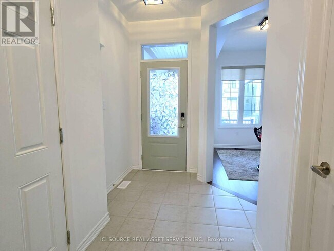 1405 Mockingbird Sq in Pickering, ON - Building Photo - Building Photo