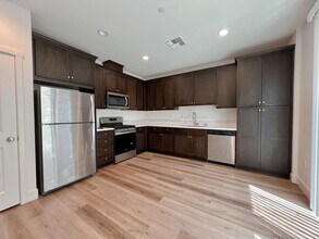1380 Carriage Rd in Hollister, CA - Building Photo - Building Photo