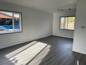 1106 N 60th Ave in West Richland, WA - Foto de edificio - Building Photo