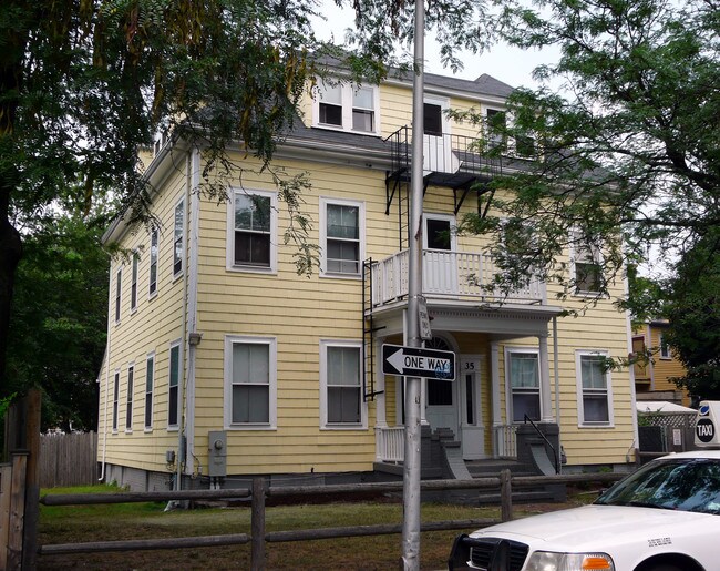 35 Harvey St in Cambridge, MA - Foto de edificio - Building Photo