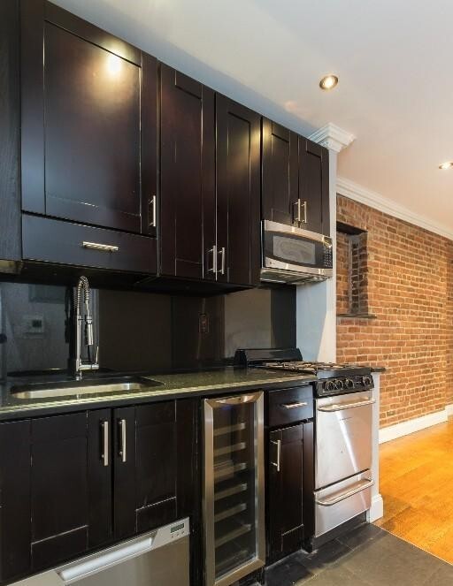 property at 437 W 53rd St