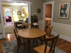 61 Burr St, Unit Floor 2 in West Hartford, CT - Foto de edificio - Building Photo