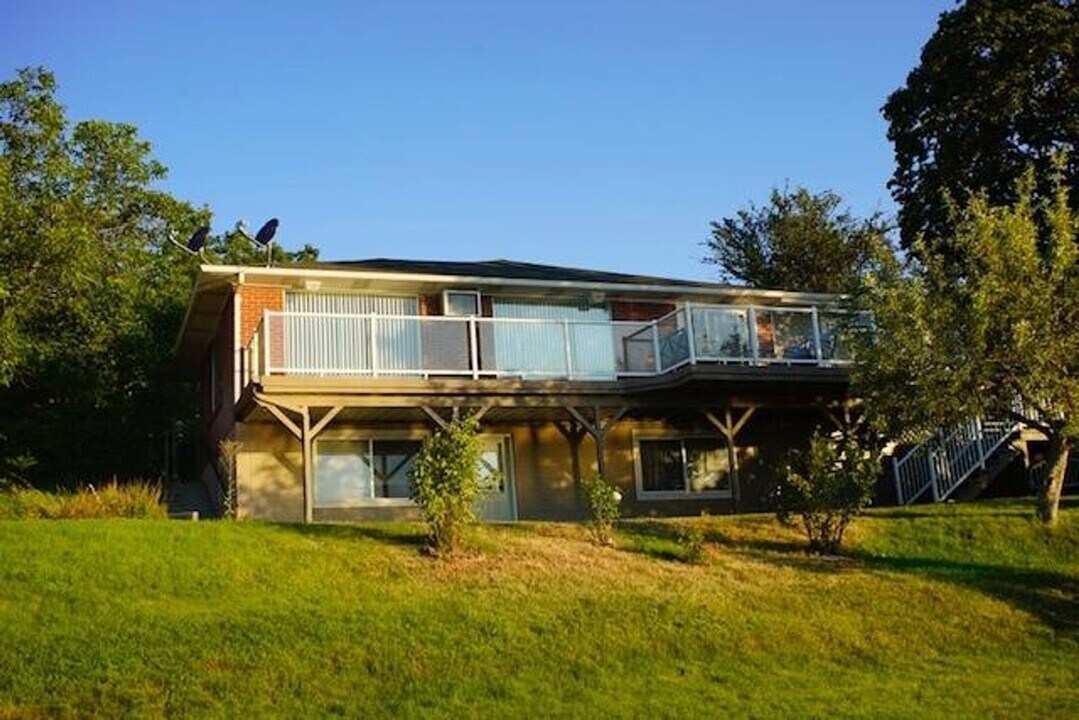 1137 W Lakeside Dr, Unit Lakeside Upper in Moses Lake, WA - Building Photo