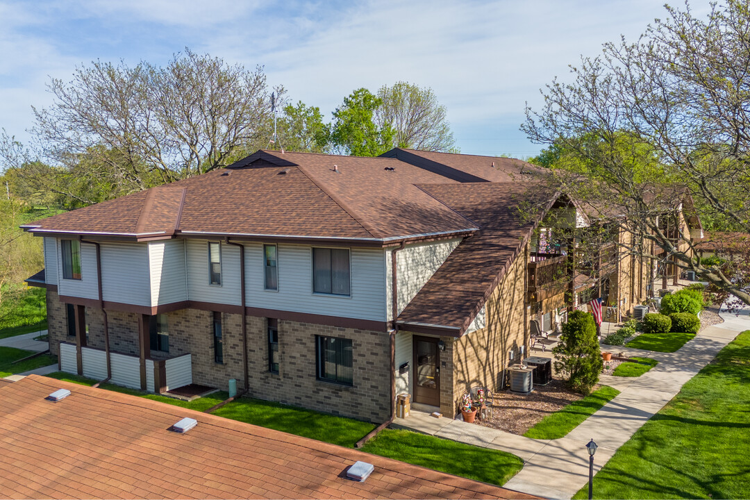 Coachlight Village in New Berlin, WI - Foto de edificio