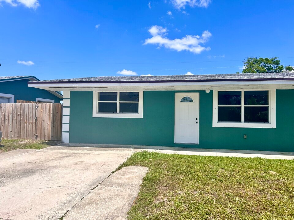 1901 SW 97th Ter in Miramar, FL - Building Photo