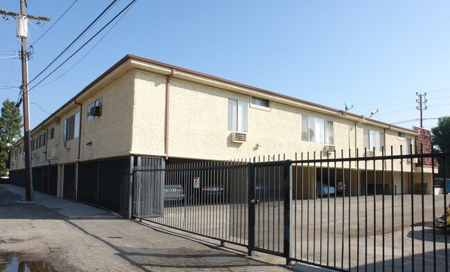 5851 Hazeltine Ave in Van Nuys, CA - Foto de edificio - Building Photo