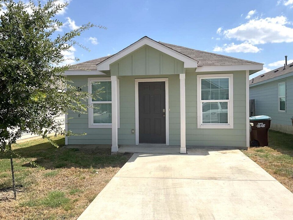 5450 Verdugos Pl in San Antonio, TX - Building Photo