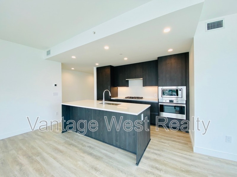 238 Leon Ave in Kelowna, BC - Building Photo