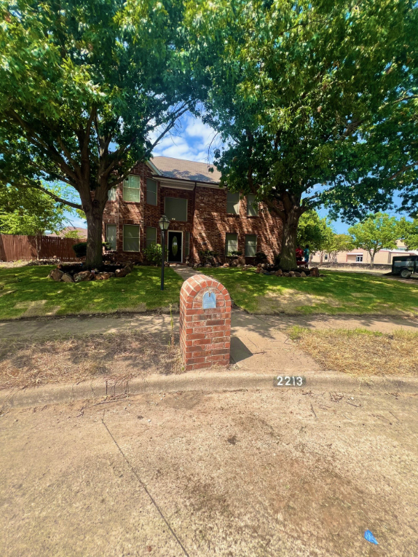 property at 2213 Ridgewood Dr