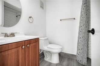 6835 SW 45th Ln in Miami, FL - Building Photo - Building Photo