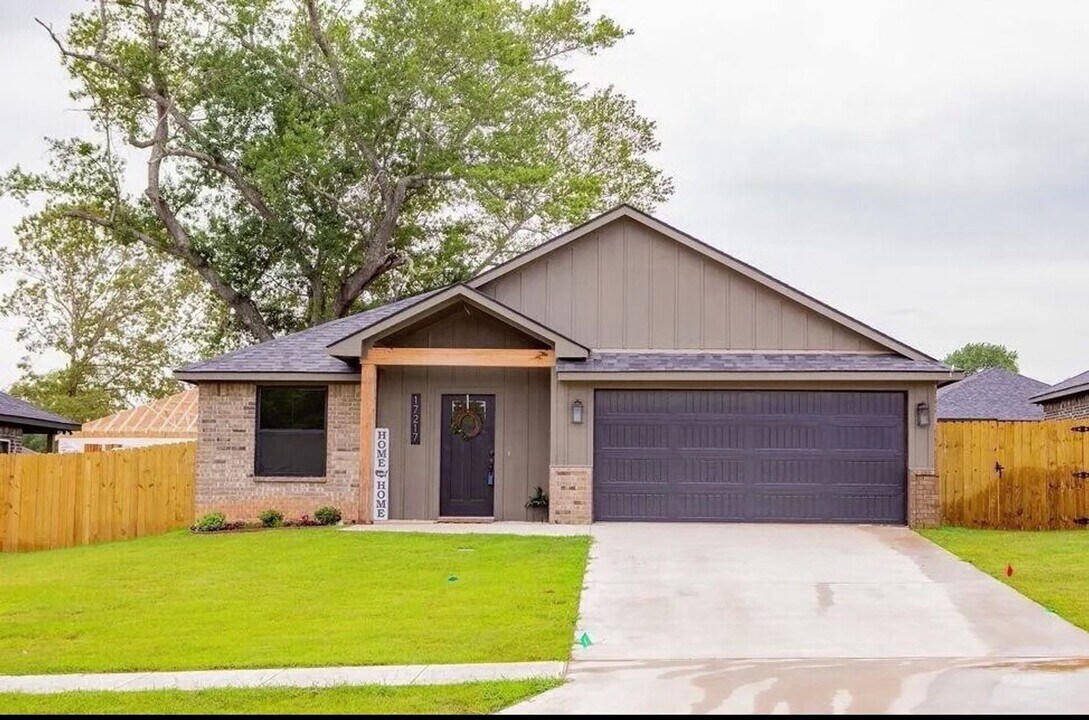 17030 Crossing Cir in Lindale, TX - Building Photo