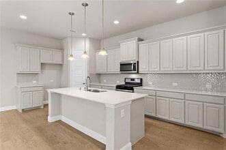 175 McCartt Dr. in Lewisville, TX - Foto de edificio - Building Photo