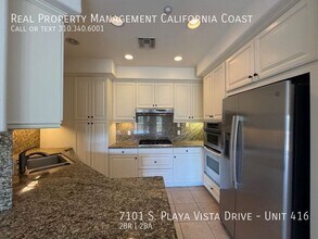 7101 Playa Vista Dr in Los Angeles, CA - Building Photo - Building Photo