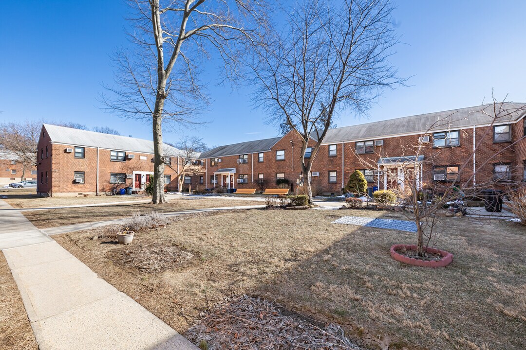 Clearview Gardens in Whitestone, NY - Building Photo