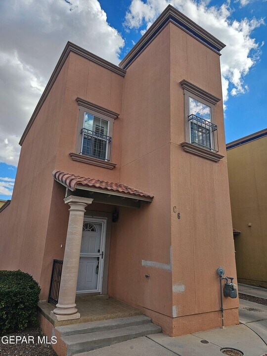 3150 N Yarbrough Dr in El Paso, TX - Building Photo