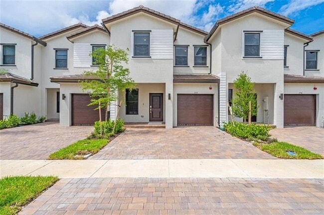 260 SW 159th Way in Pembroke Pines, FL - Building Photo - Building Photo