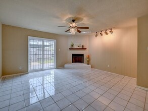 6330 Creekbend Dr in Houston, TX - Building Photo - Building Photo