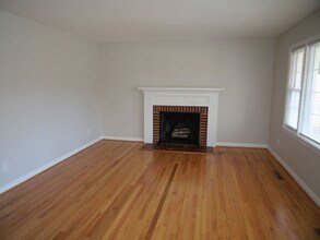 8 Terrace Dr in Poquoson, VA - Building Photo - Building Photo