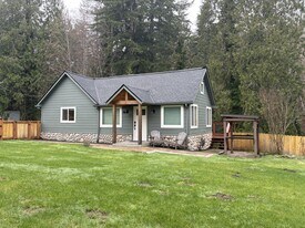 1070 E McReavy Rd in Union, WA - Building Photo