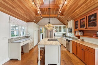 695 Main St in Westhampton Beach, NY - Foto de edificio - Building Photo