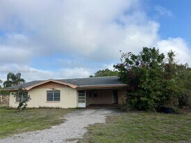 1340 Piney Rd in North Fort Myers, FL - Building Photo