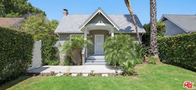 property at 1149 N Poinsettia Pl