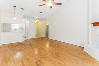 84 Fallshire Dr in Spring, TX - Foto de edificio - Building Photo