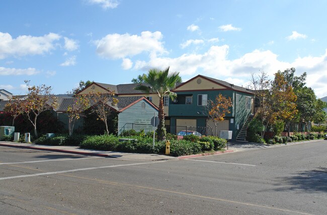 363-379 Autumn Dr in San Marcos, CA - Foto de edificio - Building Photo