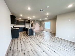 4047 Village Center Dr SE in Salem, OR - Building Photo - Building Photo