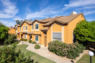 Vistas Apartments in Phoenix, AZ - Building Photo