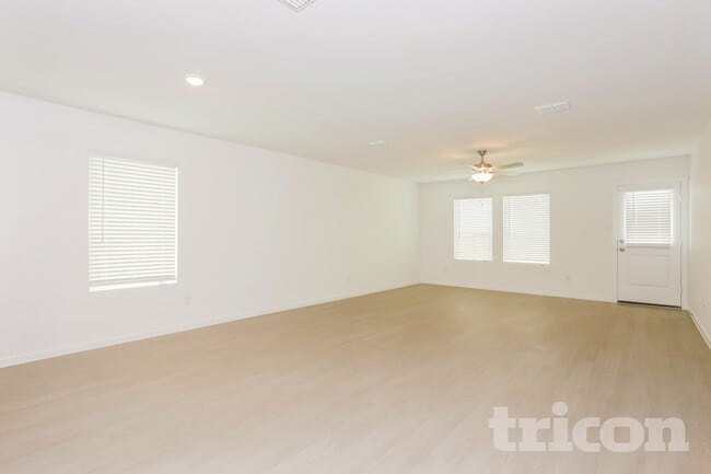 1348 Amapola Dr in Haslet, TX - Foto de edificio - Building Photo