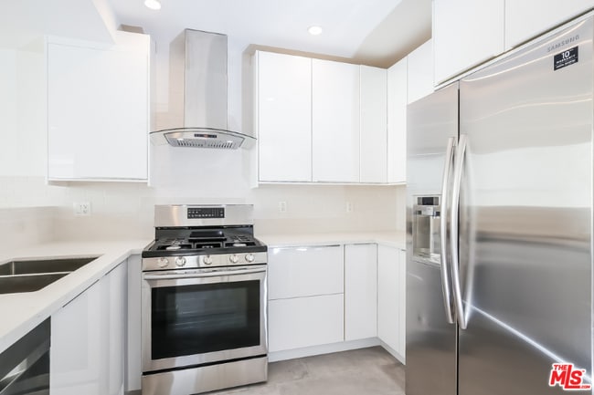 1856 S Curson Ave in Los Angeles, CA - Foto de edificio - Building Photo