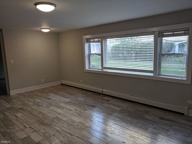 5852 W Irving Park Rd-Unit -Apt 6 in Chicago, IL - Building Photo - Building Photo