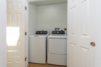 4826 Rolando Blvd, Unit 4824 in San Diego, CA - Building Photo - Building Photo