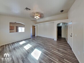 8058 N 109th Ln, Unit 304 in Peoria, AZ - Foto de edificio - Building Photo